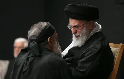 جلوه&zwnj;ای از اقتدار رهبر انقلاب در مراسم شب عاشورای حسینی
