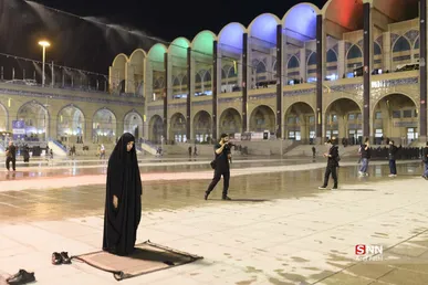 اقامه نماز صبح توسط بدرقه کنندگان امام شهید در مصلای تهران + فیلم