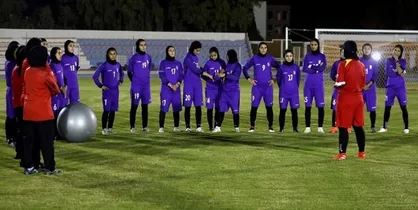 حضور مشاور رئیس جمهوری در تمرین فوتبال بانوان + عکس