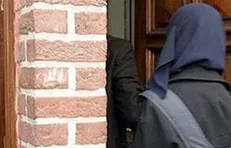 حمله زن و مرد انگلیسی به دختر مسلمان