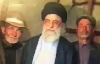 تصاویری از حضور رهبر انقلاب در چادر عشایر اردبیل و عکس یادگاری خانواده شهدای عشایر با حضرت آیت&zwnj;الله خامنه&zwnj;ای در مردادماه سال ۱۳۷۹