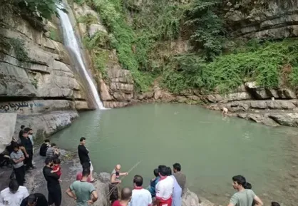 شیرجه مرگ در آبشار شیرآباد+فیلم