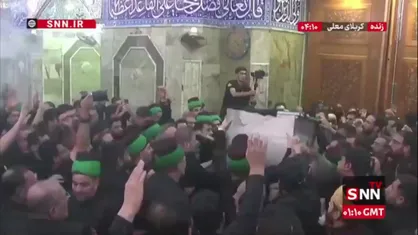 پیکر رهبر شهید انقلاب بر روی دستان خادمان آستان مقدس حضرت اباالفضل العباس (ع)
