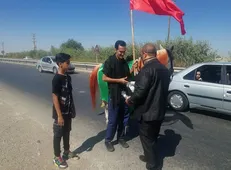 بسیج دانشجویی شوش بسته‌های بهداشتی و فرهنگی بین زوار حضرت دانیال (ع) توزیع کرد