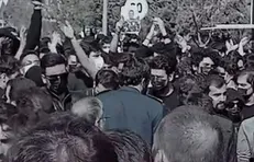 عده‌ای که گرامیداشت شهدای دی ماه را در دانشگاه به حاشیه کشیدند/ پایکوبی و کف و سوت به جای عزاداری!