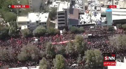 تصاویر هوایی از کاروان حامل پیکر مطهر رهبر شهید مقابل دانشگاه صنعتی شریف/ بدرقه پیکر آقای شهید در میان انبوه مردم عاشق و دلسوخته + فیلم