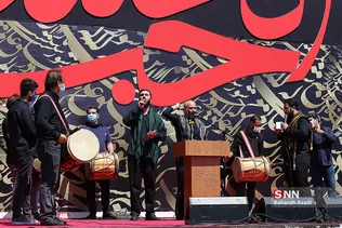 عزاداری ظهر عاشورا در میدان امام حسین (ع)