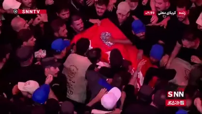 پوشانده شدن پیکر مطهر رهبر شهید با پرچم سرخ گنبد مطهر سیدالشهدا (ع)