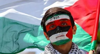 همخوانی مسافران کوچک مترو با گروه سرود سلام فرمانده+ فیلم
