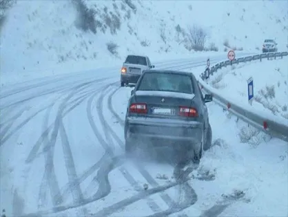 انسداد جاده سربیژن به راین به دلیل بارش برف در استان كرمان
