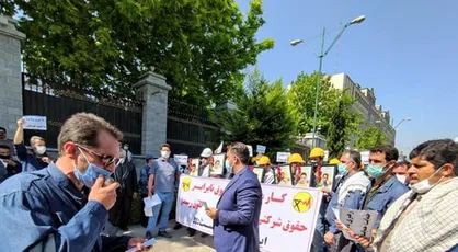 کارکنان شرکت توزیع برق مقابل مجلس تجمع کردند/ مطالبه لغو آزمون استخدامی و همسازان&zwnj;سازی حقوق