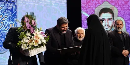 تجلیل از مادر شهید آرمان علی&zwnj;وردی در دومین دورهمی بچه&zwnj;های انقلاب