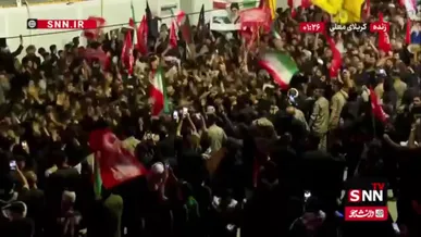 انبوه عزاداران عراقی در شارع العباس(ع) پیکر مطهر امام مجاهد شهید را به سوی بین‌الحرمین بدرقه می‌کنند