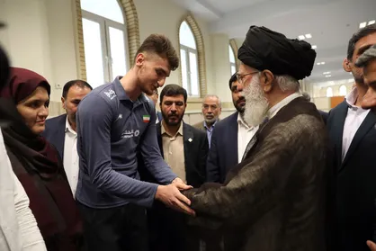 روایت خواندنی از دیدار ستاره&zwnj;های والیبال با رهبرانقلاب / بهترین بازیکن مسابقات جهانی: مهربانی رهبری غافلگیرمان کرد / شریفی: با دیدن آقا دوباره قهرمان جهان شدیم / جلوه: رهبری گفتند خدا شما را برایم حفظ کند