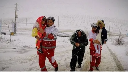 رهاسازی ۲۰ دستگاه خودروی گرفتار شده در گردنه الماس/ آماده&zwnj;باش هلال احمر در تمام محور&zwnj;های ارتباطی استان