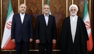 حضور سران قوا در حرم مطهر رضوی برای شرکت در مراسم اقامه نماز بر پیکر رهبر شهید انقلاب+فیلم