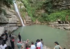 شیرجه مرگ در آبشار شیرآباد+فیلم