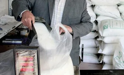 خبری از شکر تنظیم بازاری نیست/ فرار مسئولان وزارت صنعت از پاسخگویی
