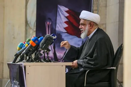 هشدار عالم بحرینی به رژیم آل&zwnj;خلیفه؛ ناوگان پنجم آمریکا را اخراج کنید