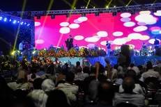 شب اول جشن بزرگ «ایران عزیز» در محوطه دریاچه خلیج فارس با اجرای کنسرت رایگان سالار عقیلی