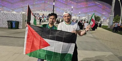 دوستی و برادری بین 2 ملت / عکس یادگاری هواداران ایران و فلسطین قبل از شروع بازی