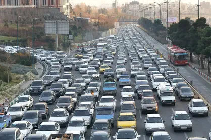 ترافیک در معابر و بزرگراه های شهر تهران سنگین است