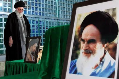 رهبر انقلاب در مرقد مطهر امام راحل و گلزار شهدای بهشت زهرا حضور یافتند+تصاویر