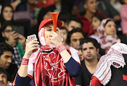 دختری که این بار بدون سیبیل بازی پرسپولیس را تماشا کرد