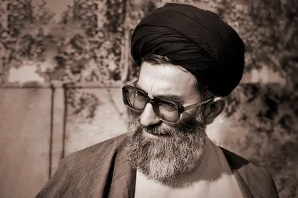 شعر افشین علا برای امام شهید امت با عنوان &laquo;شناسنامه&zwnj;ی ایران&raquo;؛ از من مپرس نام مرا هم شهرت و نشان مرا
نام من است و نشان من سید علی خامنه&zwnj;ای