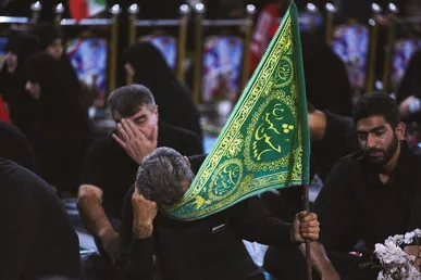 حماسه‌ای دیگر از مردم مبعوث شده؛ پرچم‌های سرخ انتقام و خون‌خواهی است در دستان دلدادگان حسینی + فیلم
