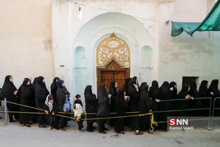 صف عزاداران برای ورود به حسینیه بنکدار 