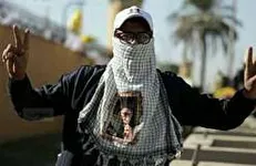 عکس| افراد مشکوک با عکس رهبری اطراف سفارت آمریکا!