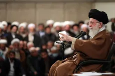 رهبر انقلاب: در کار تبلیغ، موضع ایجابی و حتی تهاجمی از موضع دفاعی مهم‌تر است + فیلم