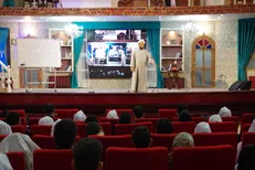صمیمت چتر بزرگیست که می‌توان با آن در مسیر خوشبختی قدم زد