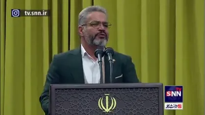 لحظاتی از شعرخوانی احمد علوی در دیدار مداحان و شاعران اهل بیت (ع) با رهبر انقلاب