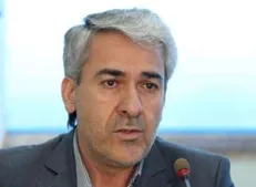 بسیج دانشجویی آزاد شیراز یک دست لباس کهنه و کارتن به رئیس سازمان بهزیستی فارس اهدا کرد