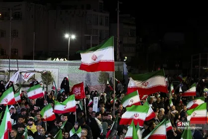 میدان انقلاب تهران چهل شب میزبان عاشقان ایران اسلامی بود/ پیکر مطهر سرلشکر خادمی تا لحظاتی دیگر در این مکان و در مراسم چهلم قائد امت تشییع خواهد شد + فیلم