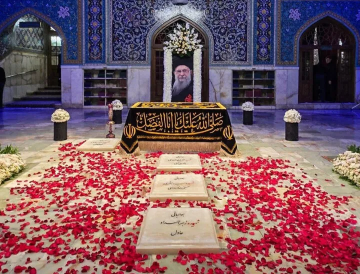 نماد دارالذکر  و مقبره رهبر شهید در طریق الحسین اربعینی + فیلم