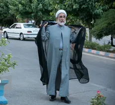 آیات حجاب را نمی‌دانی چرا لباس پیامبر(ص) را به تن کرده‌ای؟!