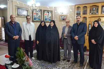 رئیس بنیاد شهید با خانواده &laquo;شهیدان طوقانی&raquo; دیدار کرد/ یاد و نام شهدای جنگ باید با روایتگری زنده نگه داشته شود