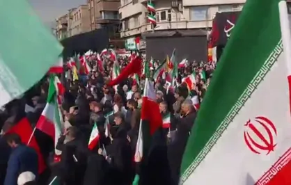 میدان انقلاب مملو از جمعیت، همزمان با آغاز اجتماع عظیم مردم برای بیعت با سومین رهبر مقتدر جمهوری اسلامی ایران، آیت الله سیدمجتبی حسینی خامنه&zwnj;ای