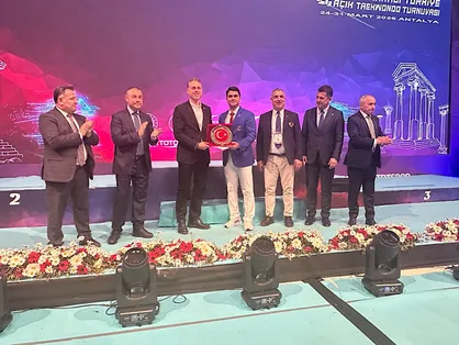 اکبرزاده بهترین داور رقابت&zwnj;های تکواندو آزاد ترکیه شد