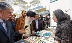 از شوخی با یک غرفه‌دار تا کتابی که «آقا» ۵۰ سال قبل خوانده‌اند!