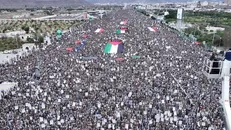 فیلم / تجمع یمنی‌ها در محکومیت جنایات صهیونیست‌ها در غزه و حملات آمریکا به یمن