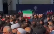 لحظات انتقال پیکر رهبر شهید انقلاب به جایگاه اصلی مصلی پس از مراسم اقامه نماز امروز