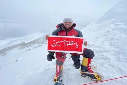 پرچم &laquo;یا مظلوم حسین&raquo; بر فراز دهمین قله بلند جهان به اهتزاز درآمد