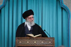 رهبر انقلاب: ان‌شاءالله همه شما با قرآن محشور باشید و روز به روز این نهال قرآنی رشد بیشتری کند + فیلم