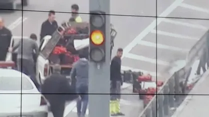 واژگون شدن بار گوجه یک دستگاه وانت در بزرگراه آزادگان