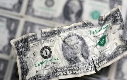 بدترین سقوط ماهانه ارزش دلار در ۱۰ سال اخیر