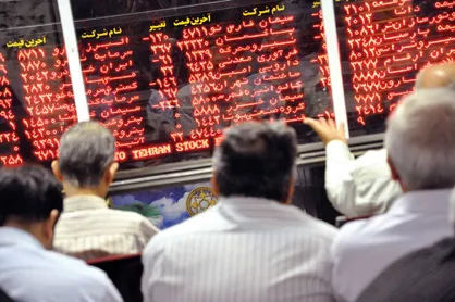گزارش خبرگزاری دانشجو از تالار شیشه ای/ شاخص بورس ۱۲۸ واحد سقوط کرد